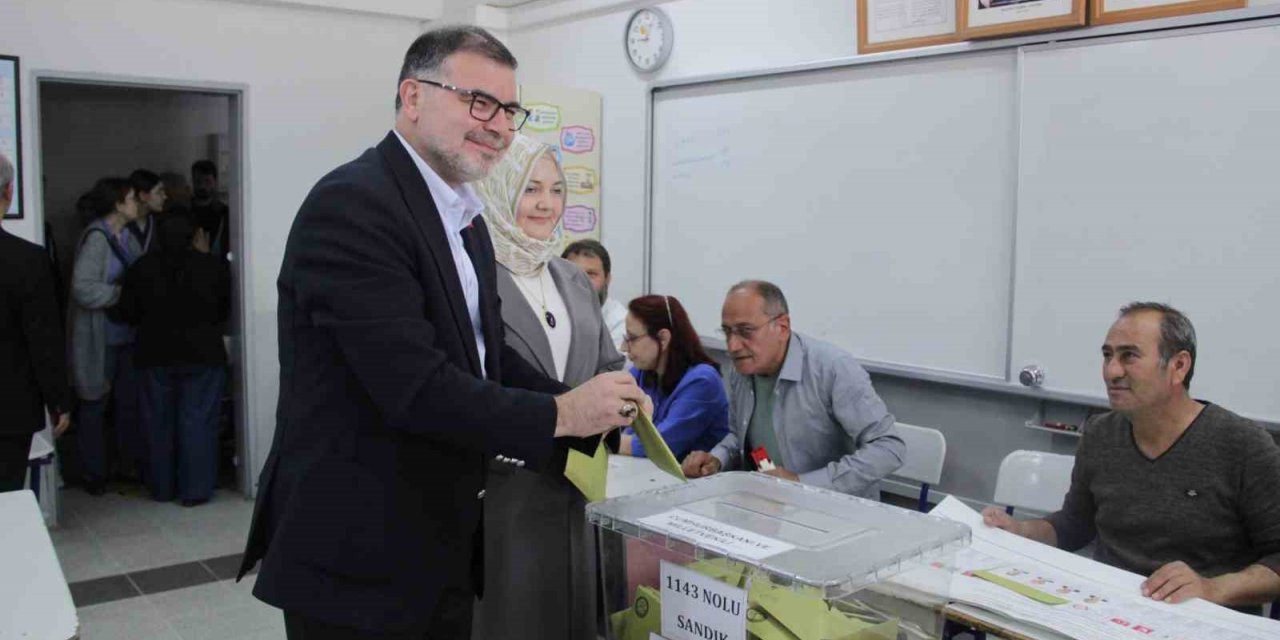AK Partili Saygılı annesinin elini öpüp, oyunu kullandı