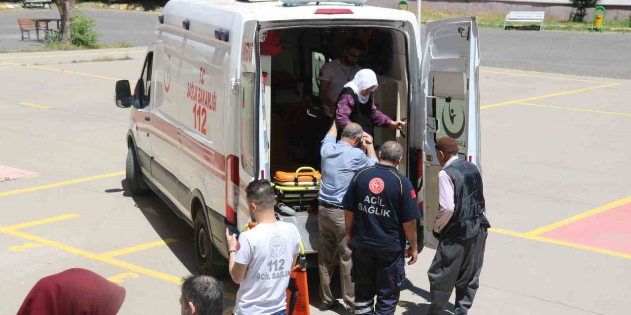 Diyarbakır’da bazı vatandaşlar ambulans ve evde bakım hizmetleri ekibinin desteğiyle sandık başına gitti