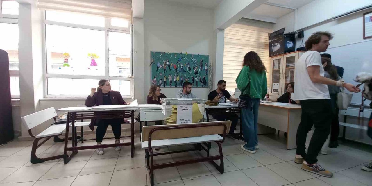 Oyuncular Berrak Tüzünataç ve Serenay Sarıkaya oylarını kullandı