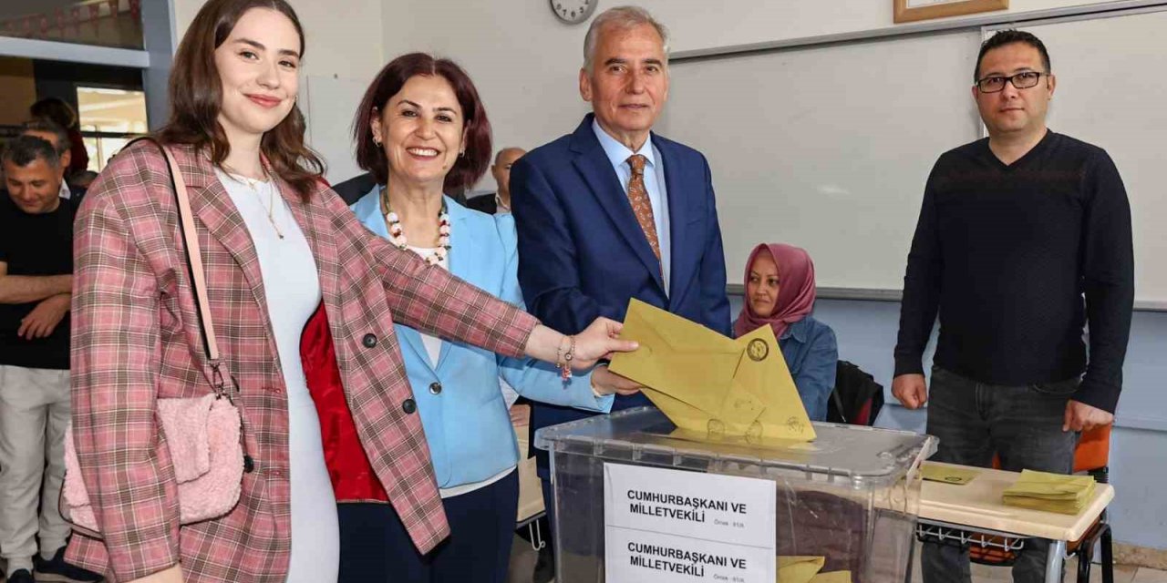 Denizli’de siyasiler oylarını kullandı