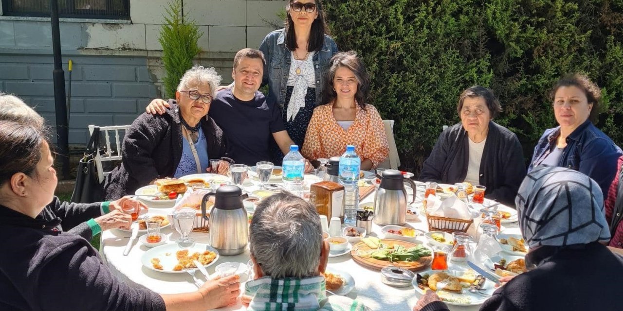 Anneler gününde huzurevinde kalan yaşlılar unutulmadı