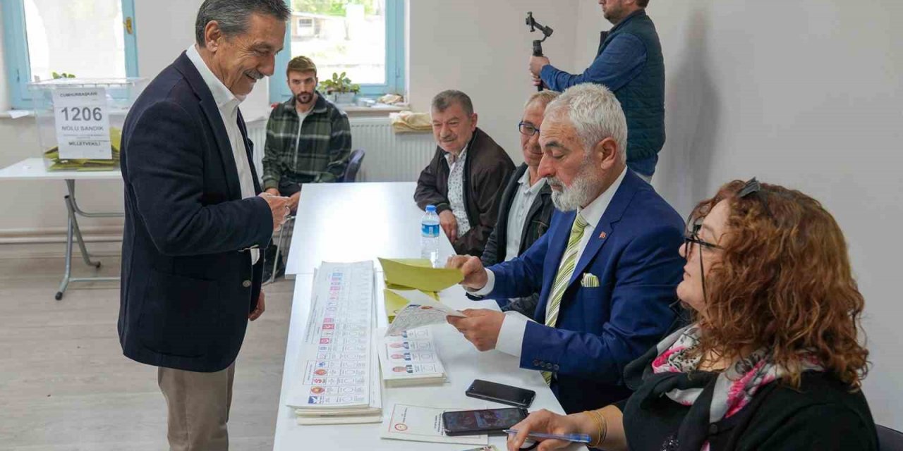 Başkan Ataç eşi ve kızı ile birlikte sandık başına gitti