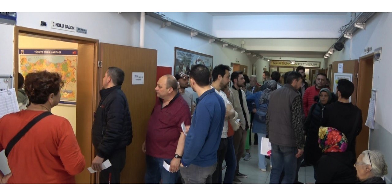 Bilecik’te seçmenler sandık başlarında uzun kuyruklar oluşturdu
