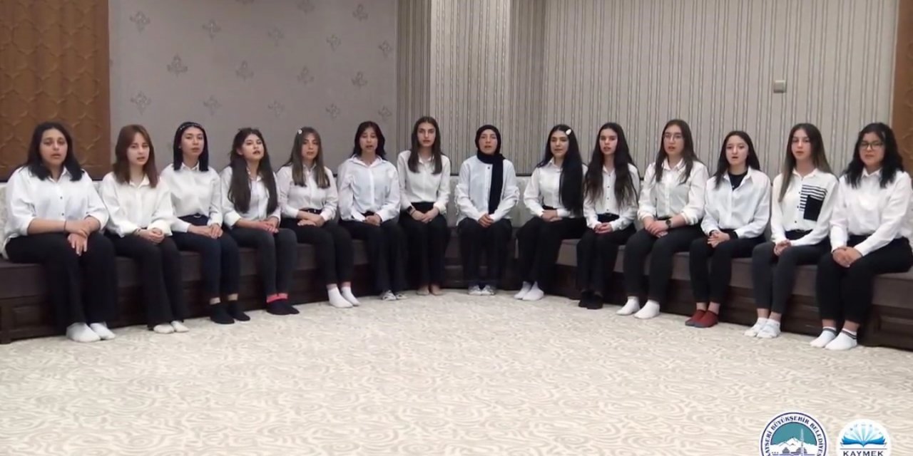 Büyükşehir KAYMEK Gençlik Korosu’ndan Anneler Günü sürprizi