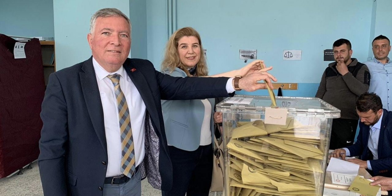 Honaz Belediye Başkanı Kepenek oyunu eşi ile birlikte kullandı
