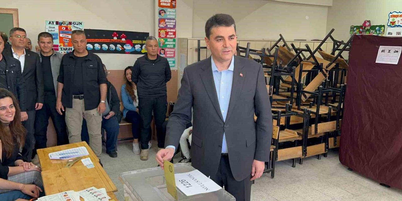 DP Genel Başkanı Gültekin Uysal, oyunu memleketi Afyonkarahisar’da kullandı