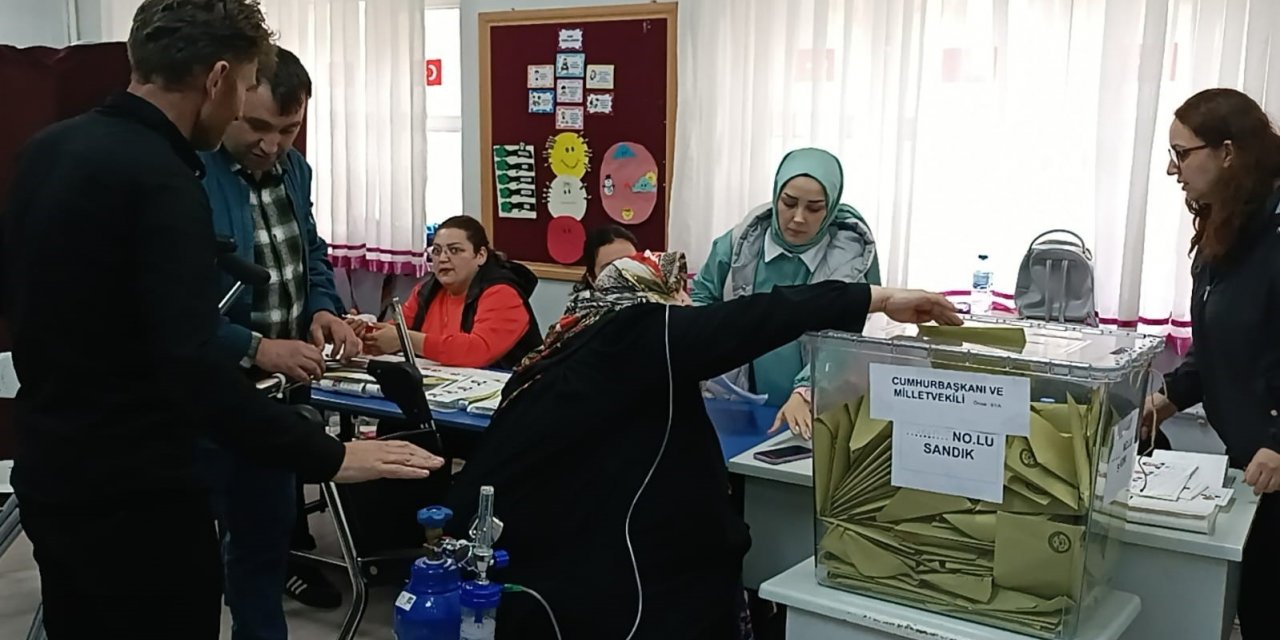 Artvin´de KOAH hastası engelli kadın oksijen tüpü ile oy kullanmaya geldi