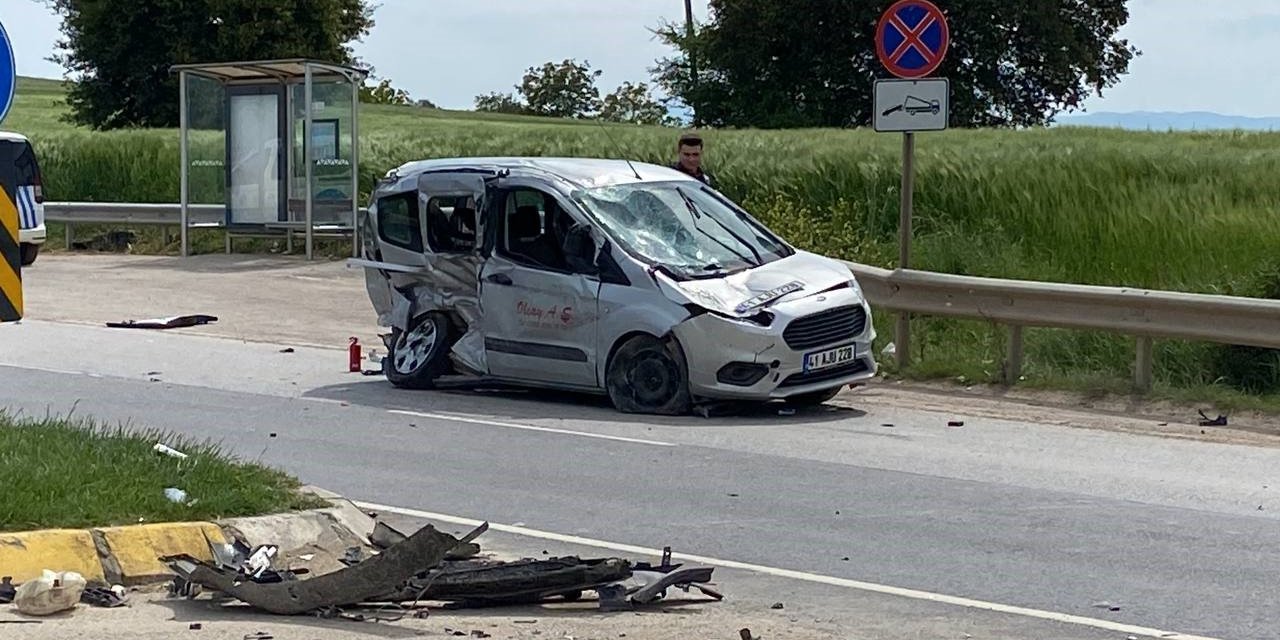 3 araç çarpıştı, 3 kişi yola savruldu: İlk müdahaleyi tesadüfen yoldan geçen ambulanstaki ekip yaptı
