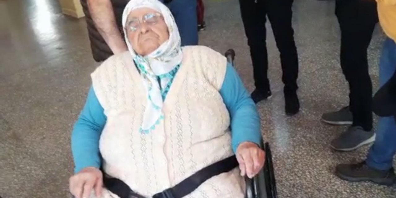 Oy kullanmaya tekerlekli sandalye ile taşındı