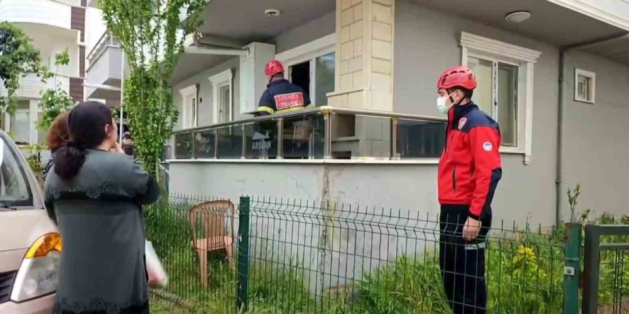Evde kilitli kaldığı söylenen yaşlı kadın ekiplere zorluk çıkardı