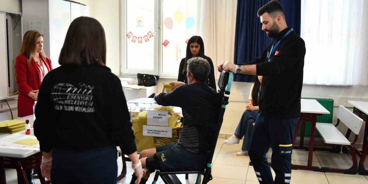 Esenyurt’ta engelli ve yaşlılar sandıklara taşındı
