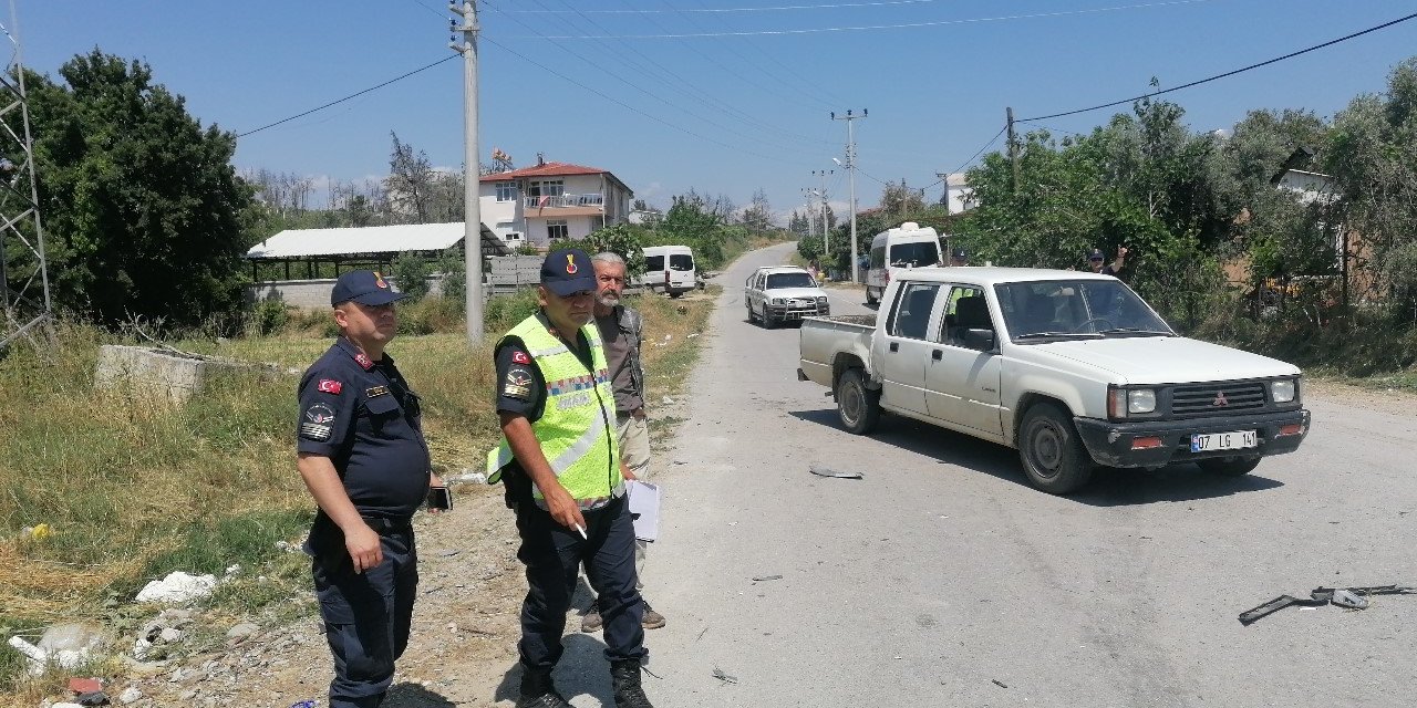 Rus turistlerin içerisinde bulunduğu otomobil kamyonetle çarpıştı: 2 yaralı