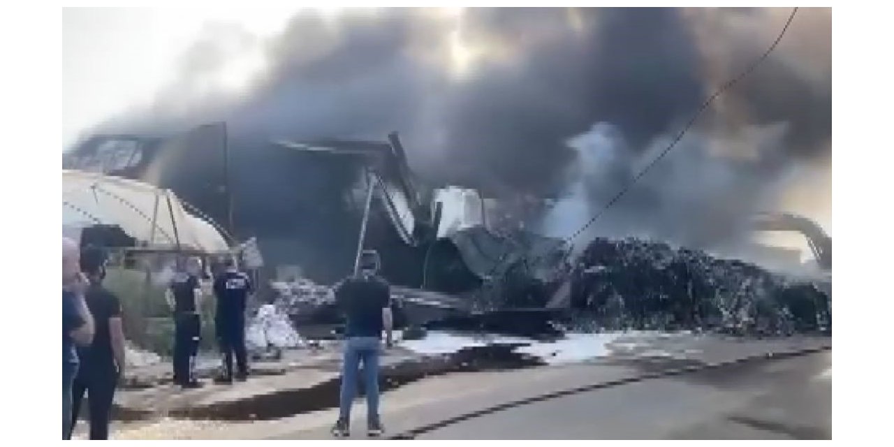 Antalya’da geri dönüşüm tesisi alev alev yandı, gökyüzü siyaha büründü