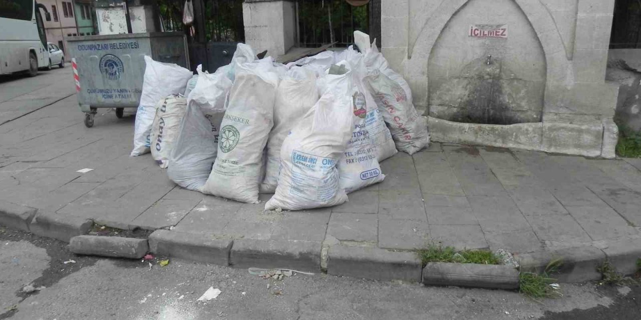 Tarihi bölgenin kaldırımında günlerce bekleyen moloz yığınları