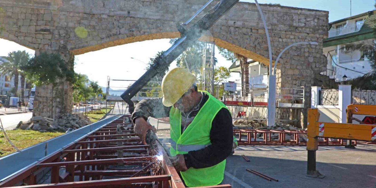 Büyükşehir Belediyesi Kemer giriş takını yeniledi