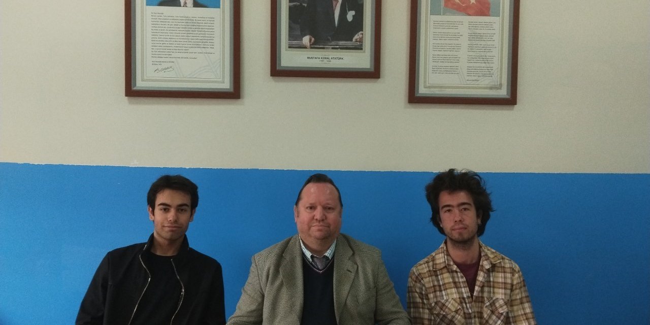 Eskişehir Fatih Fen Lisesi ekibi ‘Münazara Turnuvası’nda birinci oldu