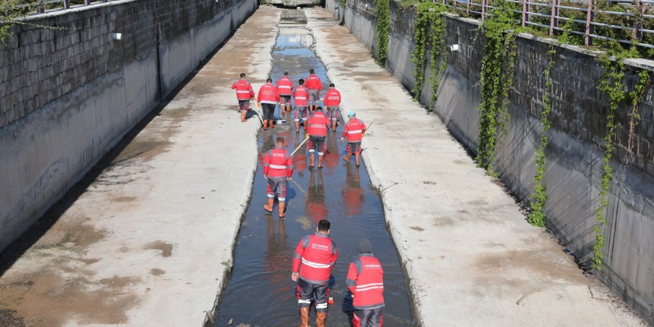 Kocasinan, ilçe genelindeki tüm kanalları temizleyip, ilaçlıyor