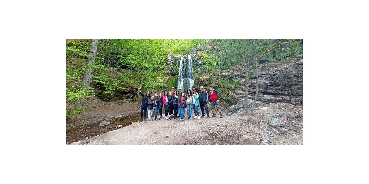 Doğa tutkunları Beşikderesi Şelalesi’nde yürüyüşle hafta sonlarını değerlendirdi