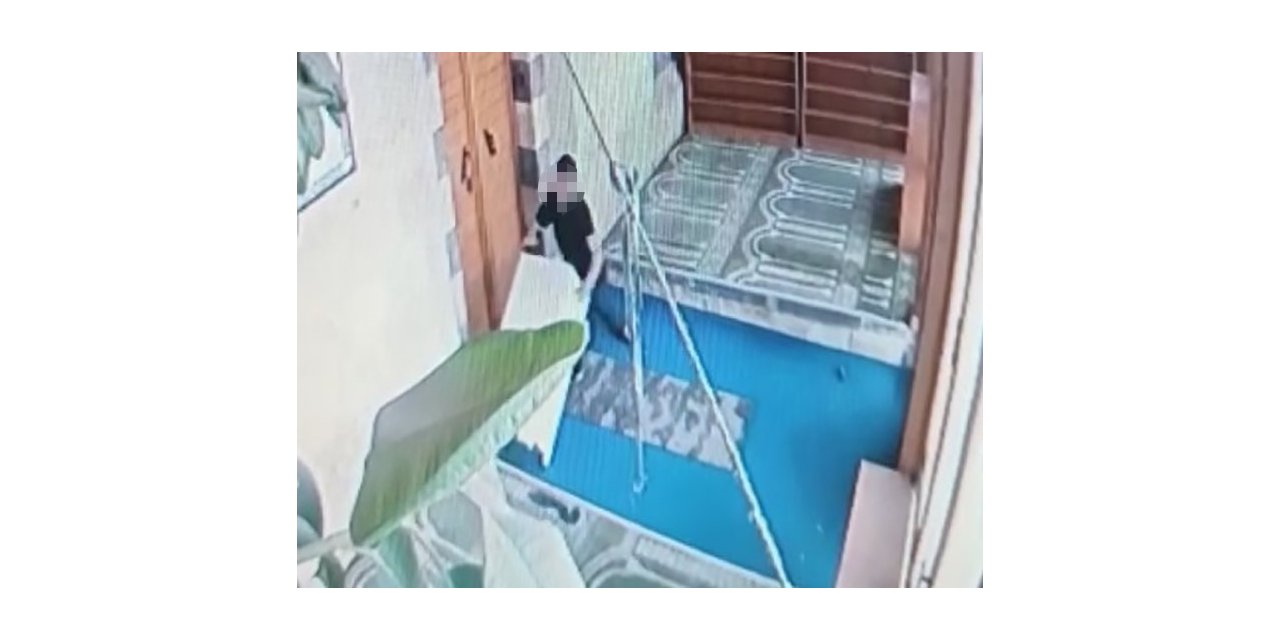 Camiden çalmak istediği yardım kasasının altında kaldı