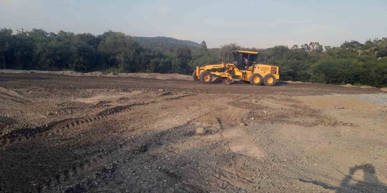 Ortaca’da yollar bakımdan geçiriliyor