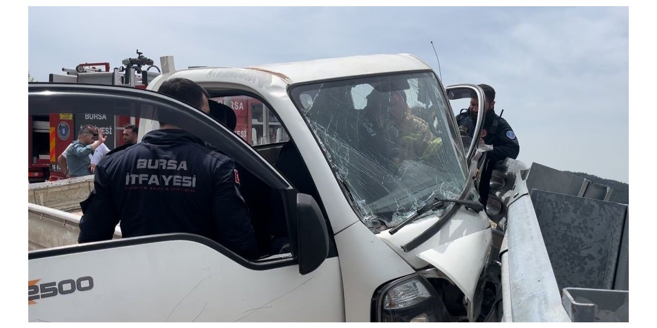 Virajı alamayan kamyonet bariyerlere çarptı, sıkışan sürücüyü itfaiye ekipleri böyle çıkardı