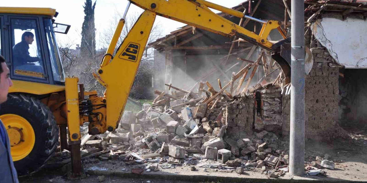 Karacabey’de metruk binalara geçit yok