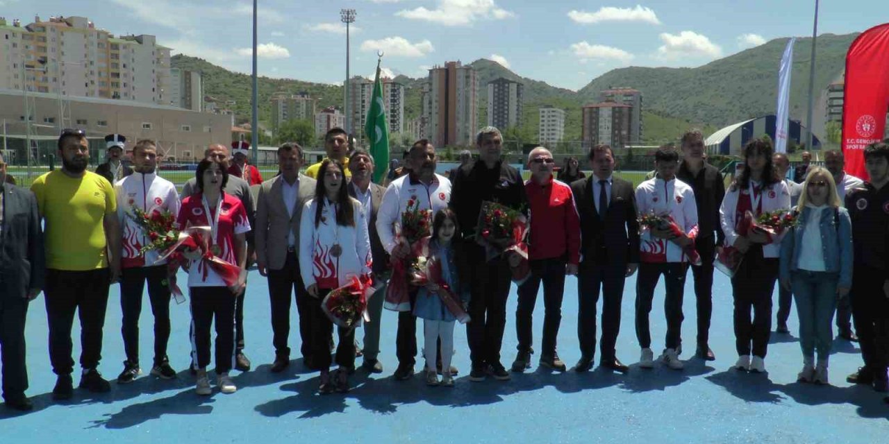 Kayserili dünya şampiyonları yurda döndü