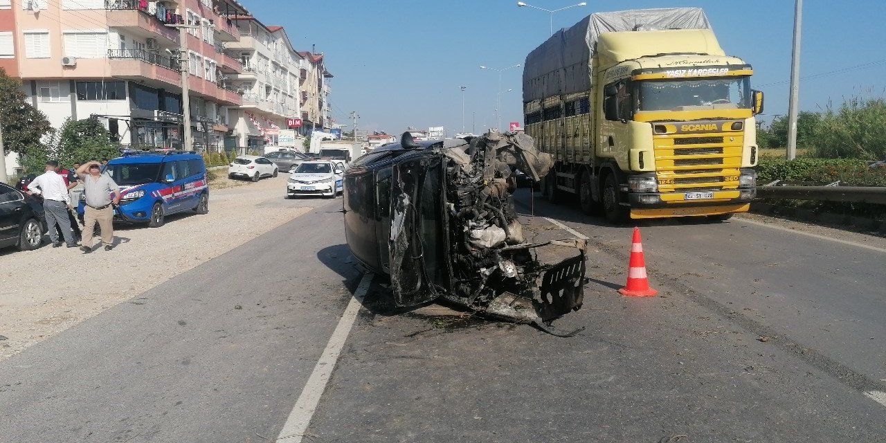 Makas atarken bariyerlere çarptı, hurdaya dönen otomobilden yaralı çıkarıldı