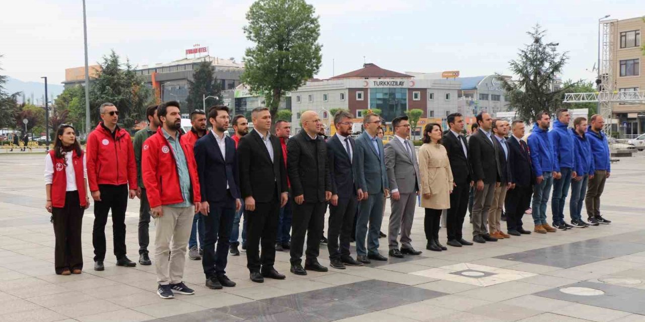 Gençlik Haftası çelenk sunumu ile başladı