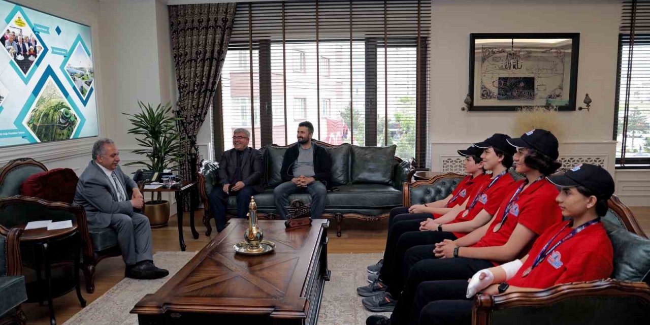 Başkan Yalçın’dan TEKNOFEST öğrencilerine ödül
