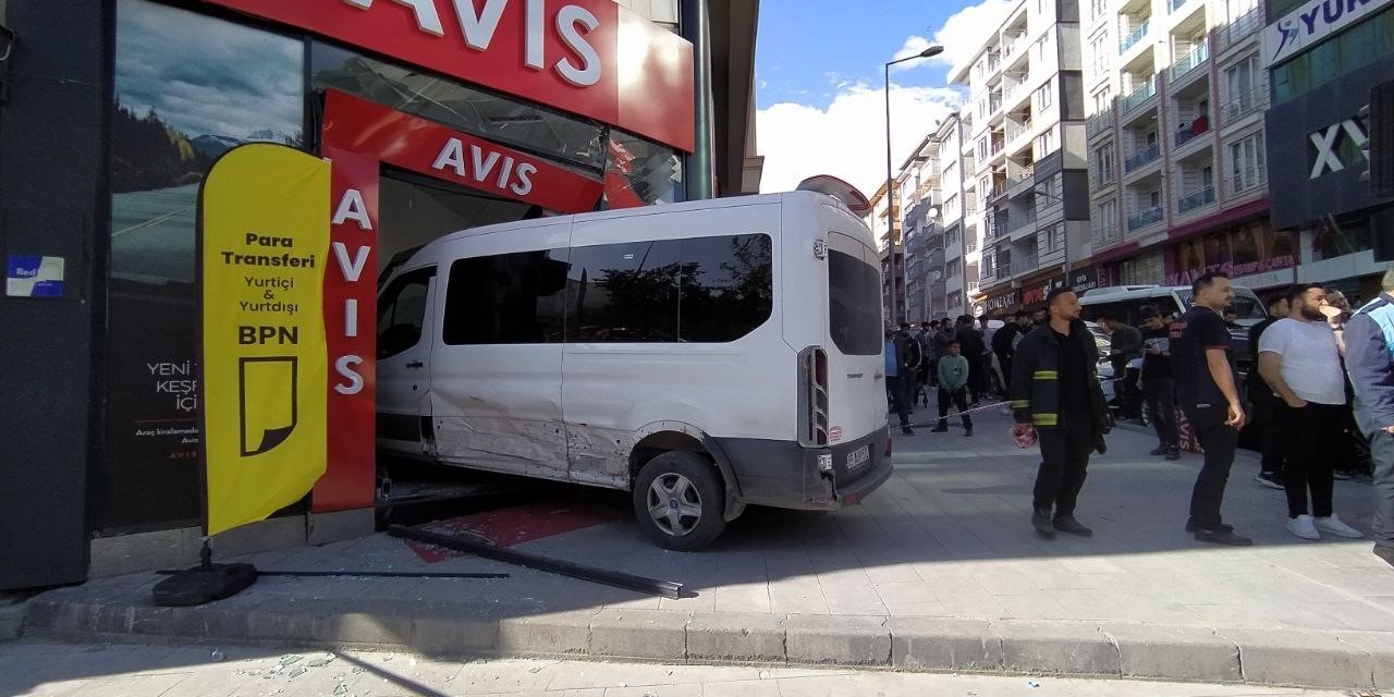 Otomobille minibüs çarpıştı: 7 yaralı