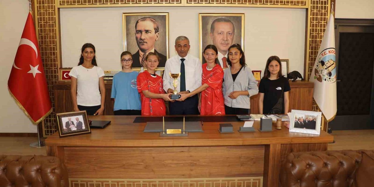 Kazandıkları kupayı başkan Kaplan’a hediye ettiler