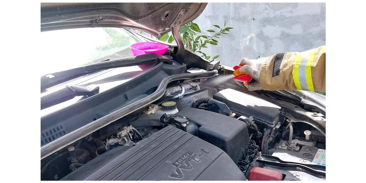 Araç motoruna giren zehirli yılan korkuttu