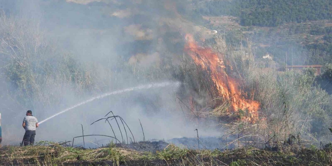 Hatay’da anız yangınında tarladaki samanlar yandı