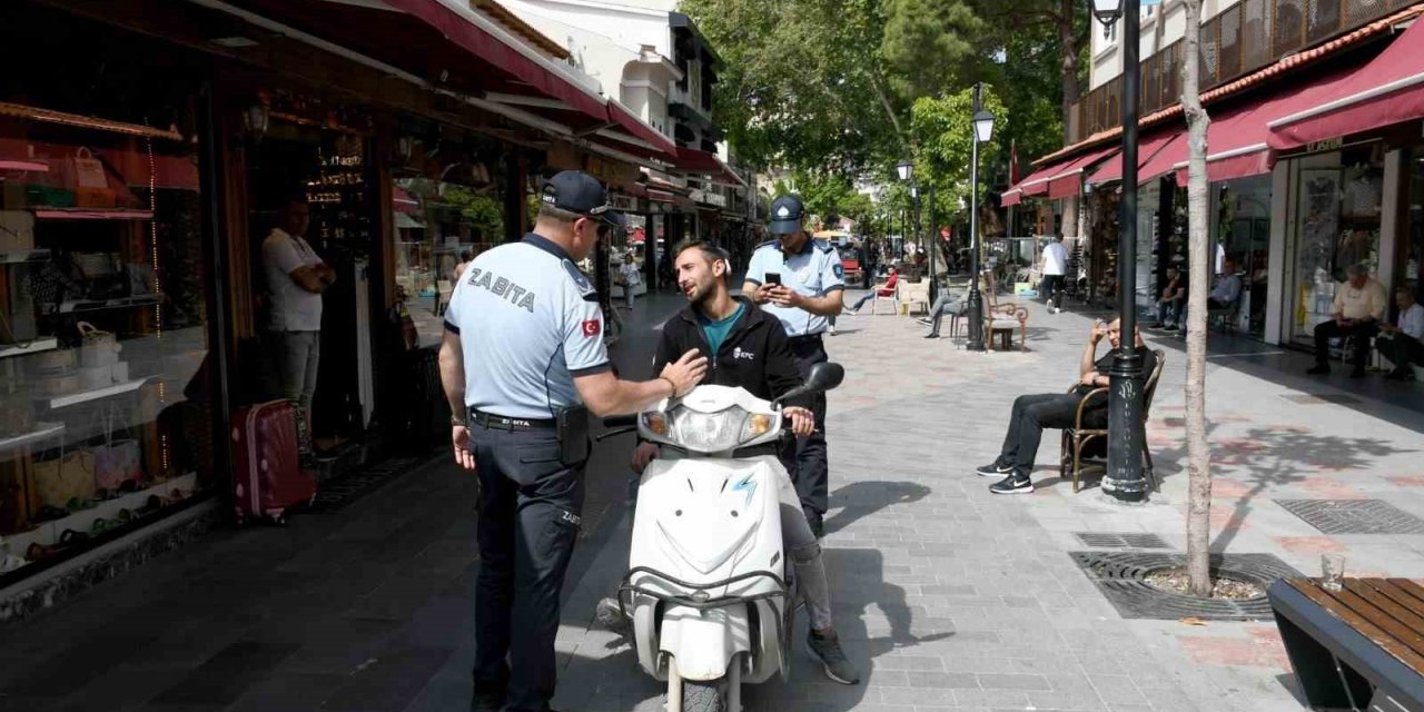 Kuşadası’nda zabıtadan motosiklet denetimi