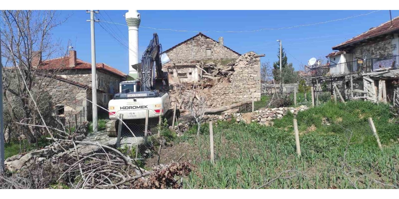 Eşme’de tehlike arz eden metruk binalar yıkıldı