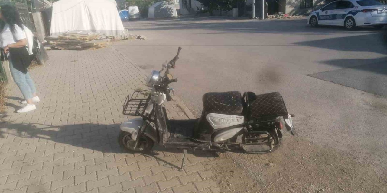 Elektrikli bisiklet park halindeki kamyona çarptı: 1 yaralı