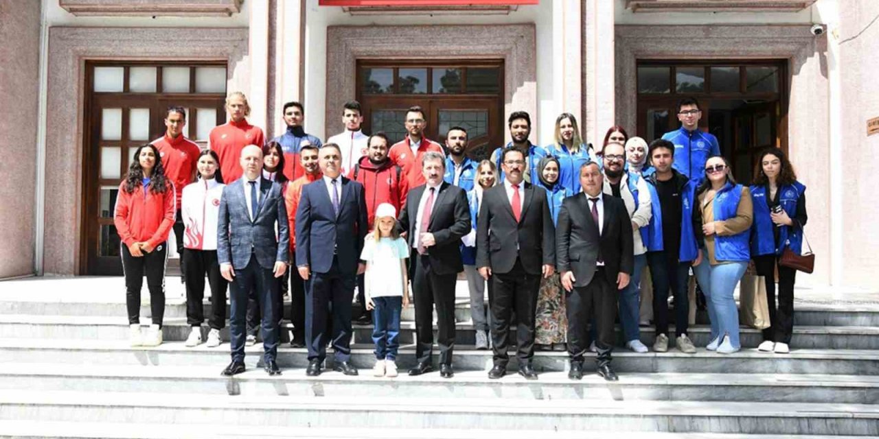 Vali Tavlı, şampiyon sporcu ve gönüllü gençlerle bir araya geldi