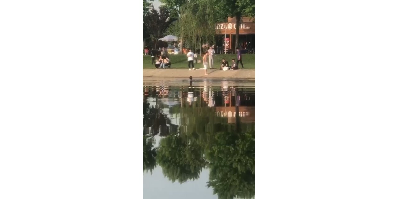 Bursa’da havalar ısınınca çocuklar çareyi süs havuzunda buldu