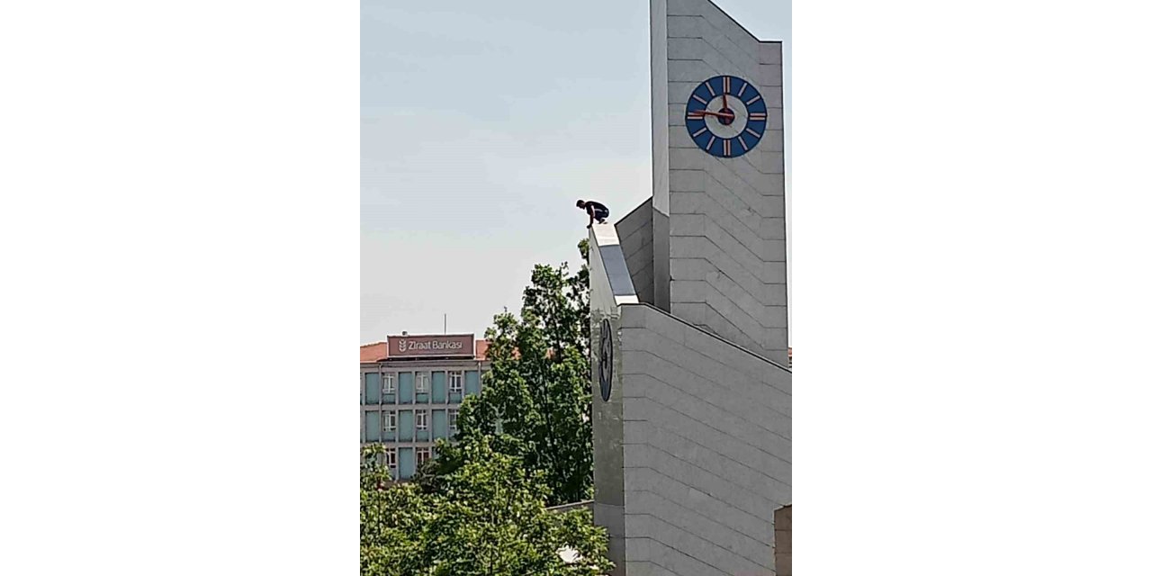 Saat kulesine tırmanan gencin tehlikeli oyunu kameraya yansıdı