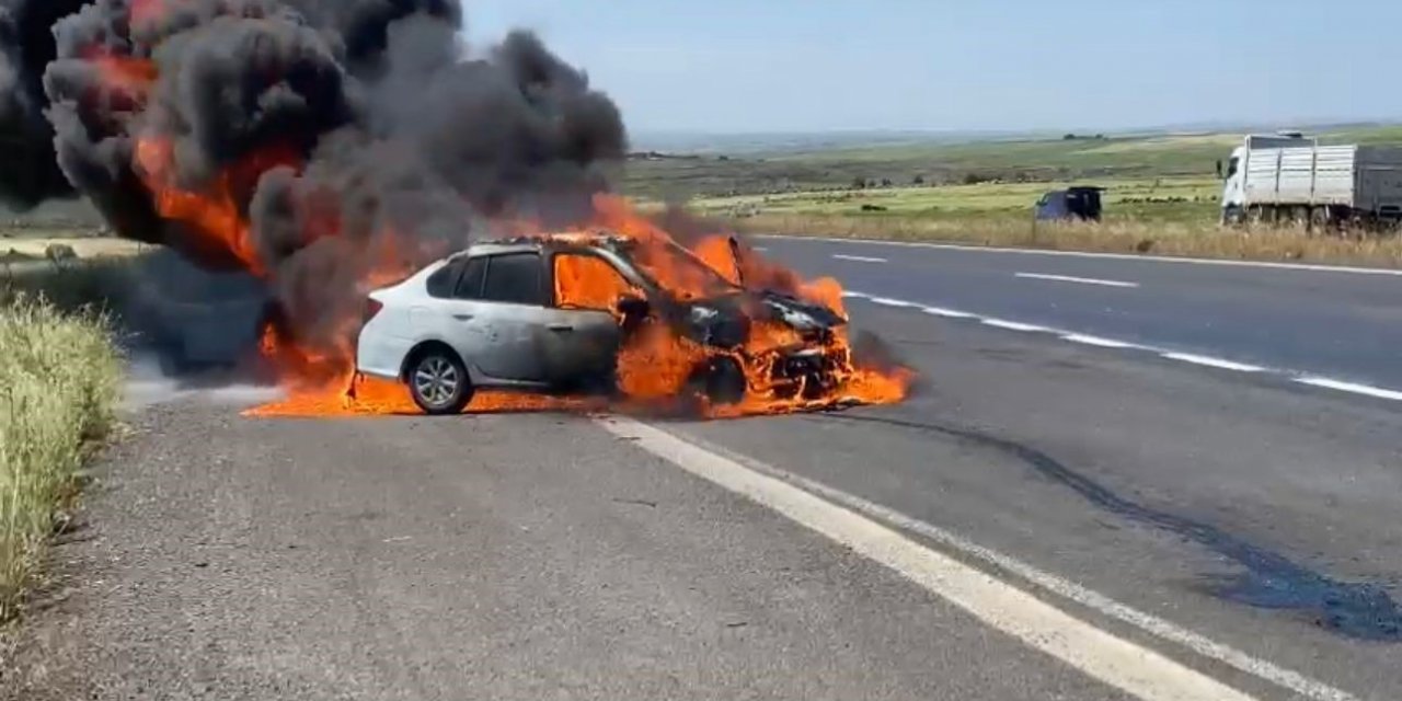 Seyir halinde bulunan otomobil alev topuna döndü