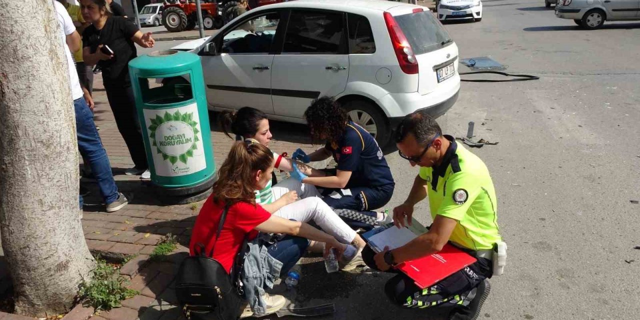 Ters yön kazasında araçlar hurdaya döndü: 4 yaralı