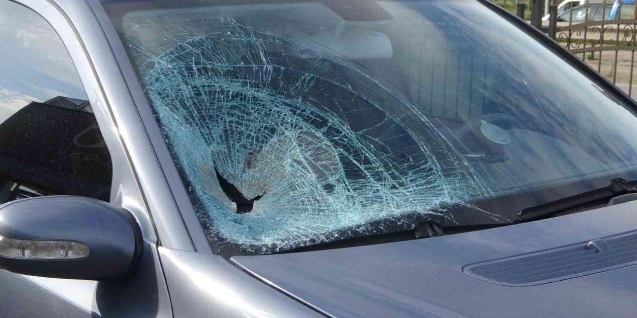 Yaya geçidinde otomobil bisiklete çarptı: 1 yaralı