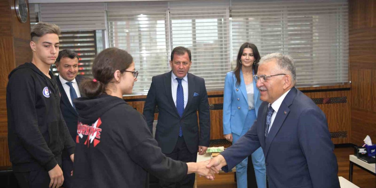Başkan Büyükkılıç, genç milli sporcuları ağırladı