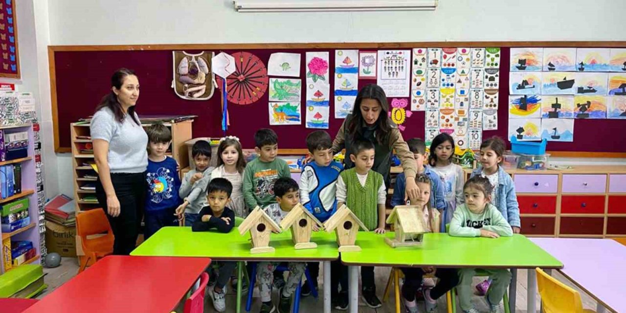 Minik eller kuş yuvalarını renklendirdi