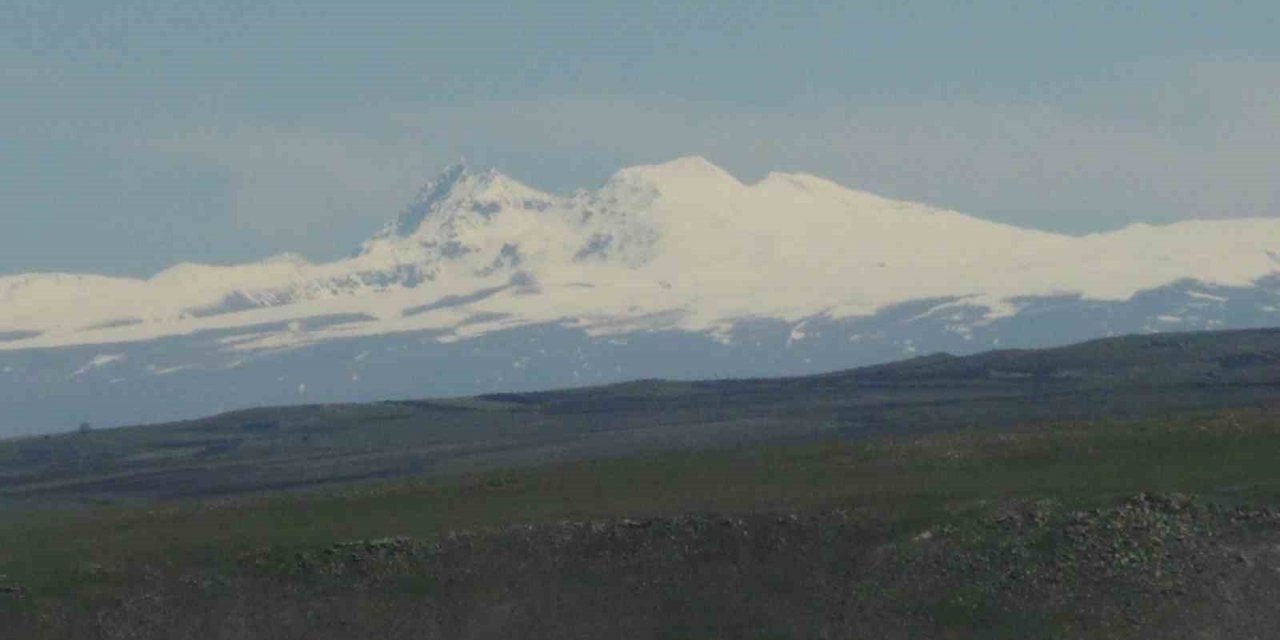 Kars’ta dağların zirvesi beyaza büründü