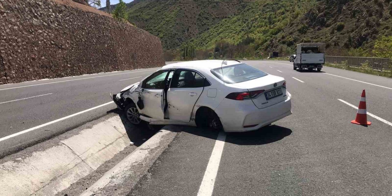 Direksiyon hâkimiyetini kaybeden sürücü otomobiliyle orta refüje düştü: 1 yaralı