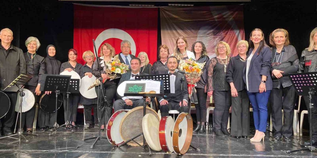 İZMEK kursiyerlerinden yıl sonu gösterisi