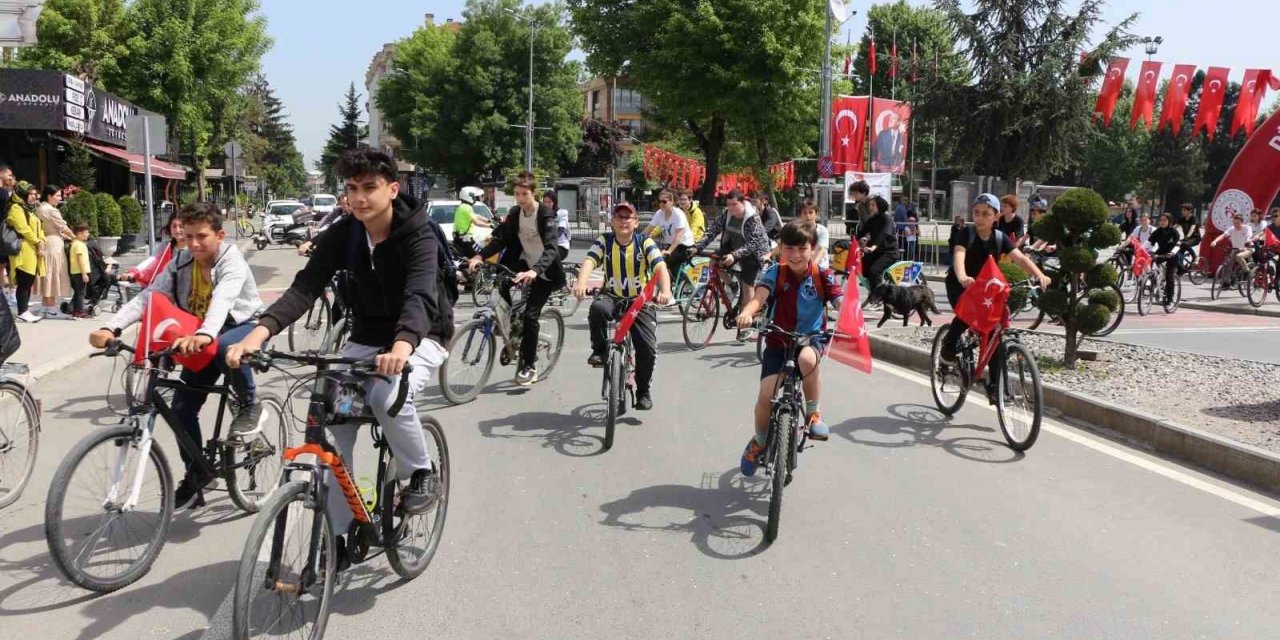 230 genç 8 kilometre pedal çevirdi