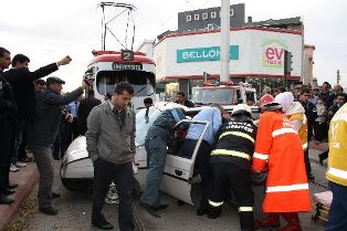 Tramvay otomobille çarpıştı: 4 yaralı